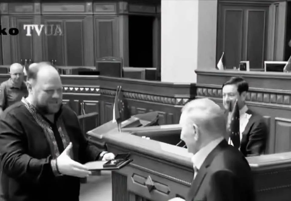Руслан Стефанчук награждает Леонида Кучму