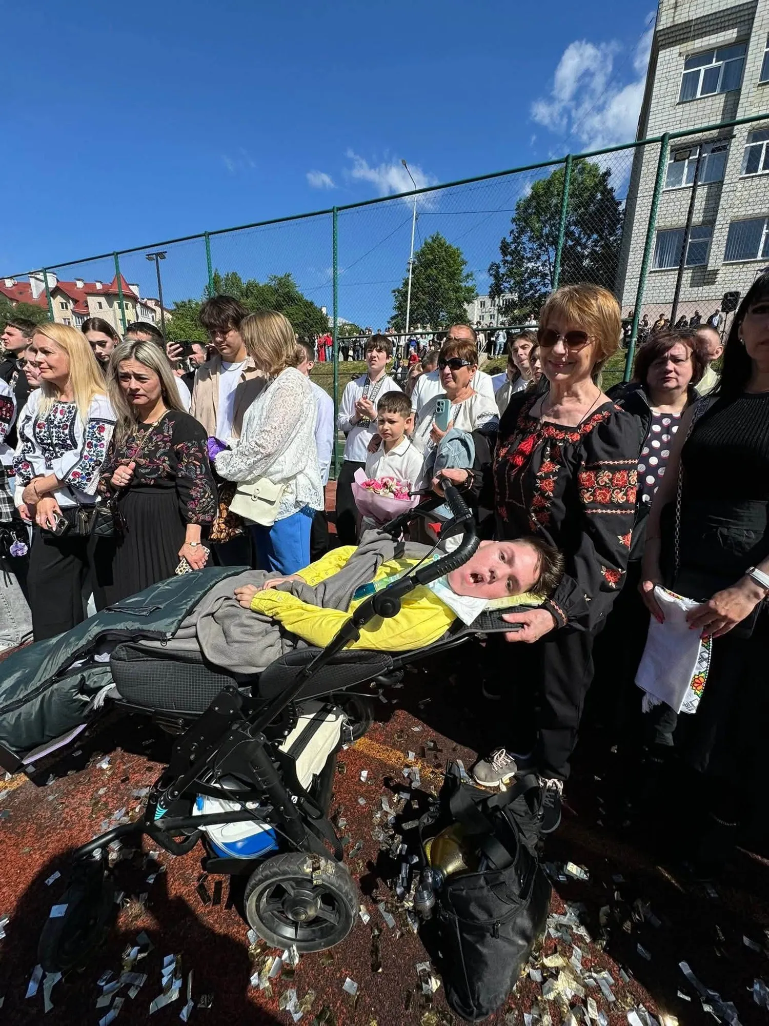 Для любові немає обмежень: у Львові випускниця на візку станцювала вальс на святі останнього дзвоника. Фото і відео