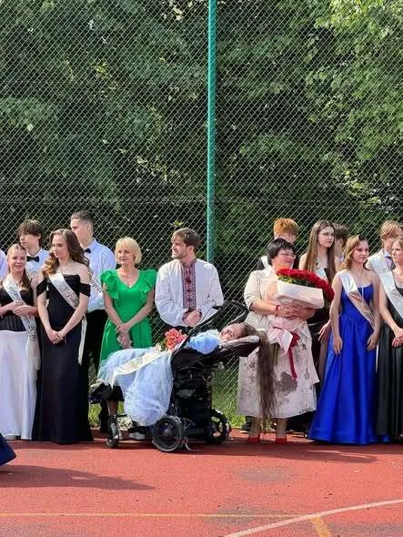 Для любові немає обмежень: у Львові випускниця на візку станцювала вальс на святі останнього дзвоника. Фото і відео