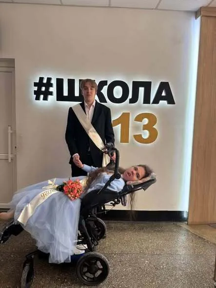 Для любові немає обмежень: у Львові випускниця на візку станцювала вальс на святі останнього дзвоника. Фото і відео