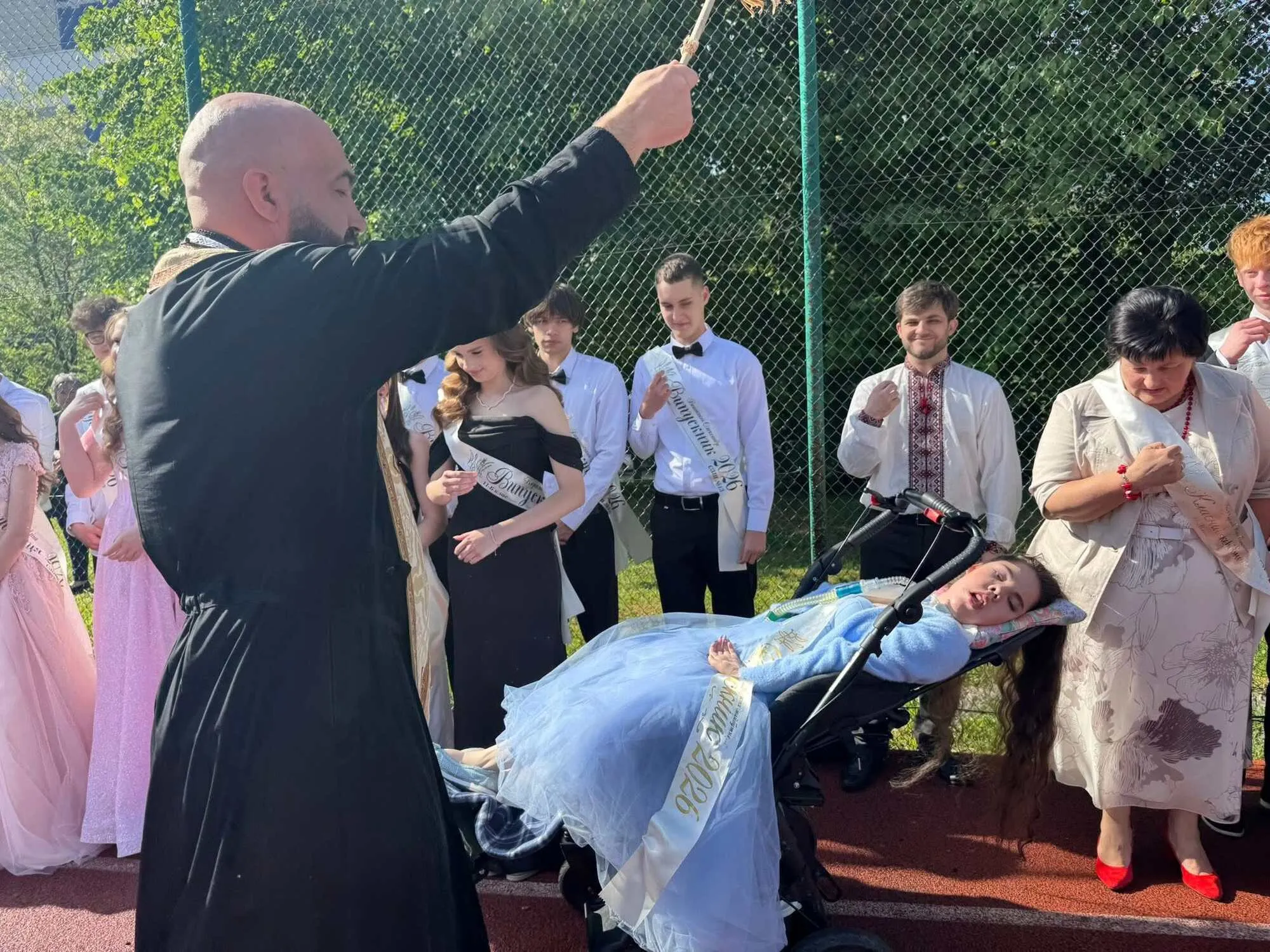 Для любові немає обмежень: у Львові випускниця на візку станцювала вальс на святі останнього дзвоника. Фото і відео