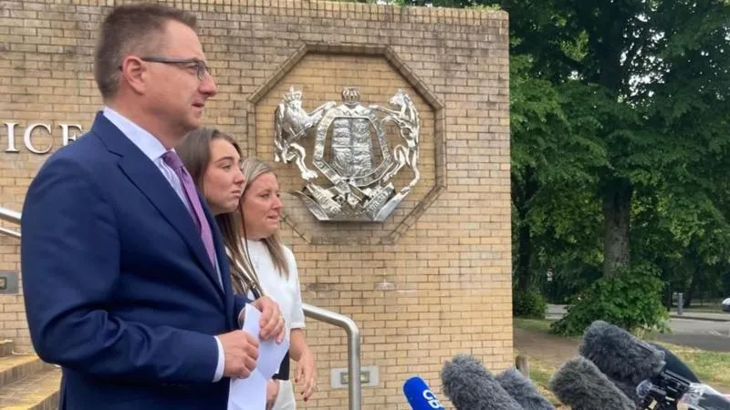 Расистский скандал в Британии: вместо оказания помощи полицейские надели наручники на раненого белого студента и он умер