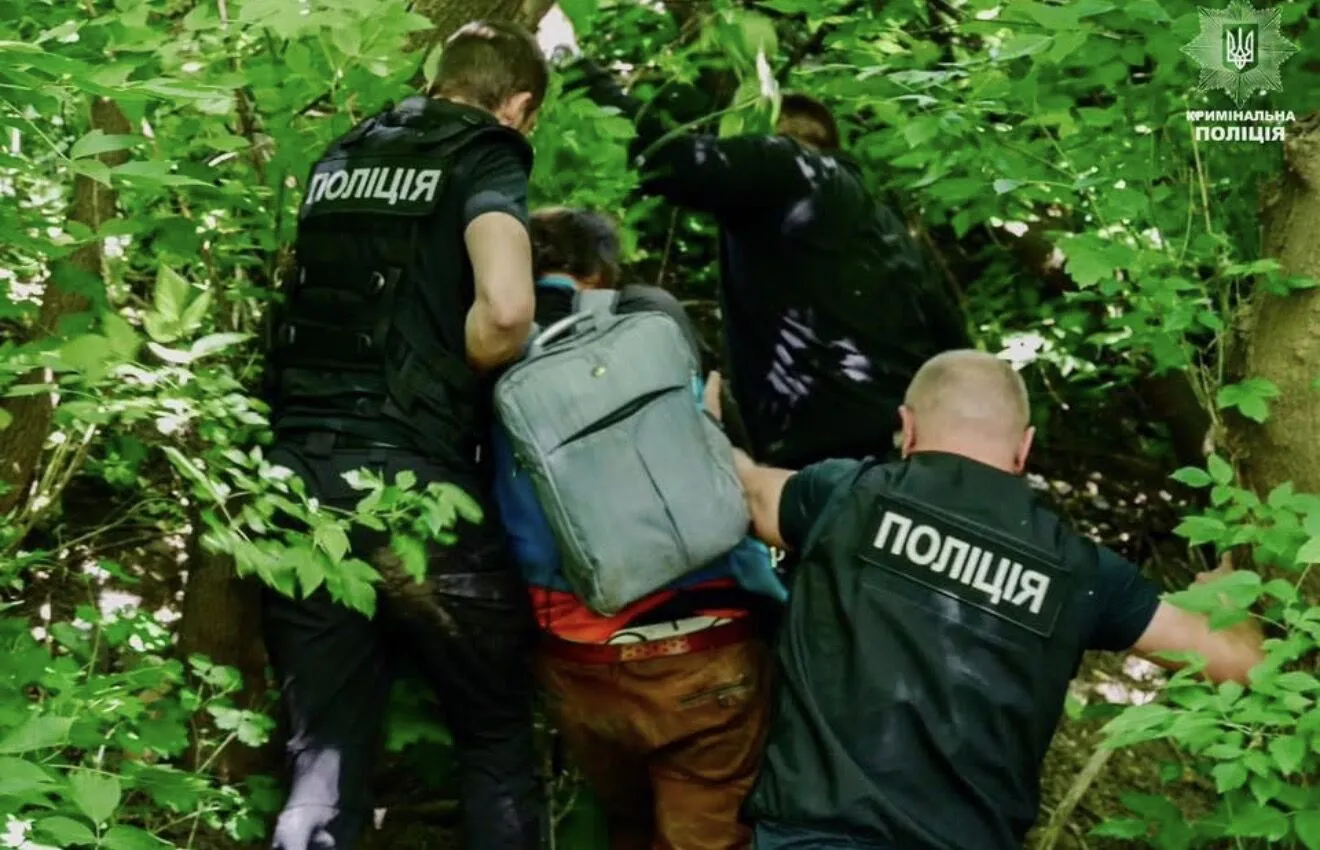 На Хмельниччині затримали 50-річного чоловіка, якого підозрюють&nbsp;у сексуальних діях щодо дітей: у поліції розкрили деталі