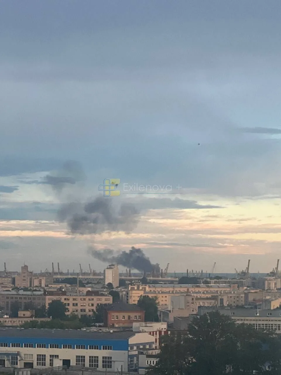 Под ударом – нефтяной терминал: в российском Санкт-Петербурге прогремели взрывы, поднялся пожар. Фото и видео