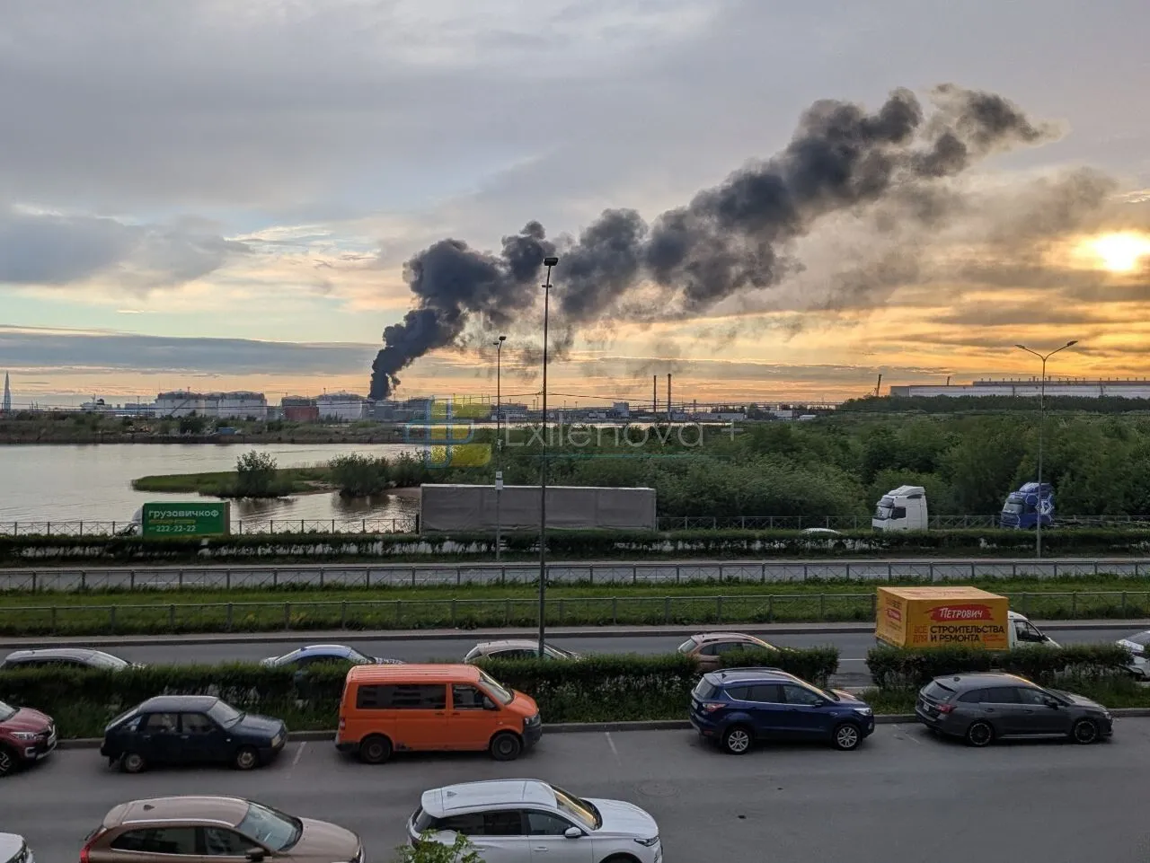 Под ударом – нефтяной терминал: в российском Санкт-Петербурге прогремели взрывы, поднялся пожар. Фото и видео