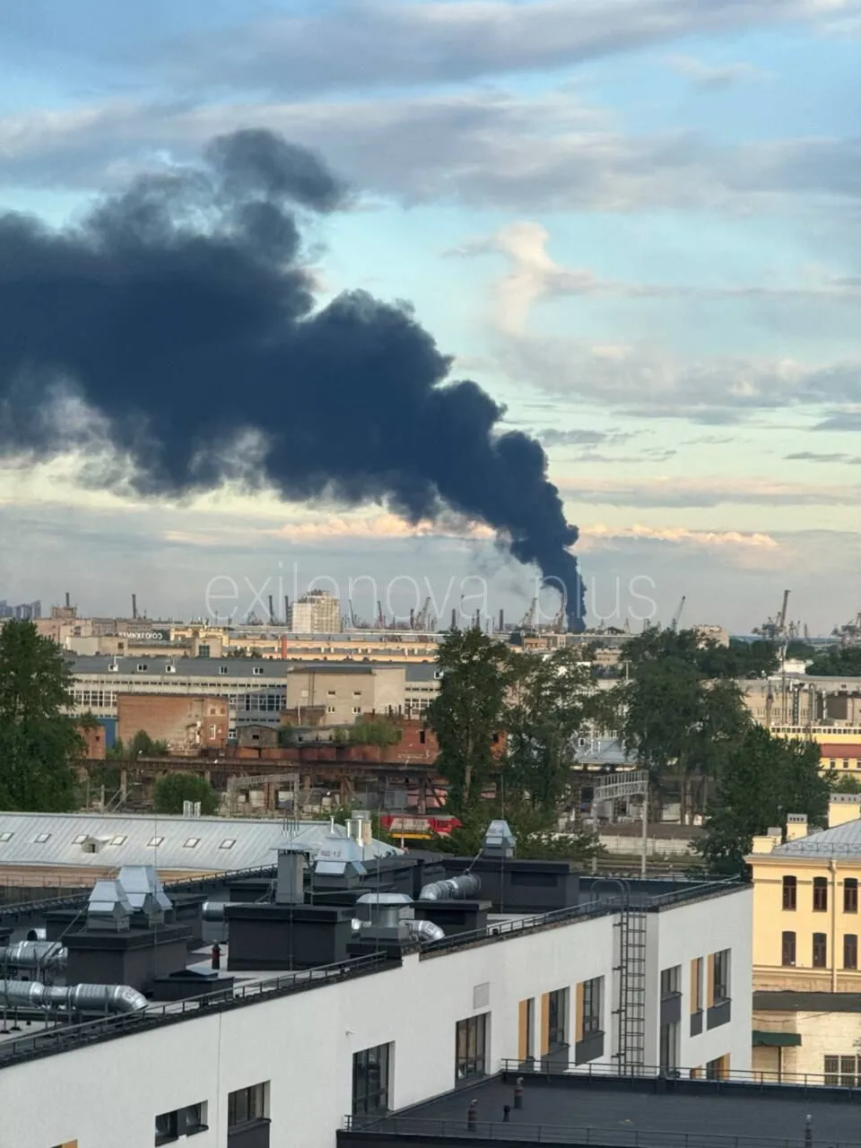 Под ударом – нефтяной терминал: в российском Санкт-Петербурге прогремели взрывы, поднялся пожар. Фото и видео