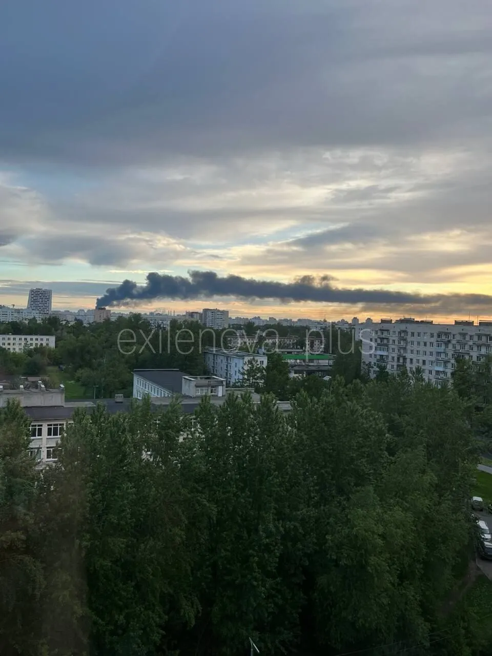 Под ударом – нефтяной терминал: в российском Санкт-Петербурге прогремели взрывы, поднялся пожар. Фото и видео