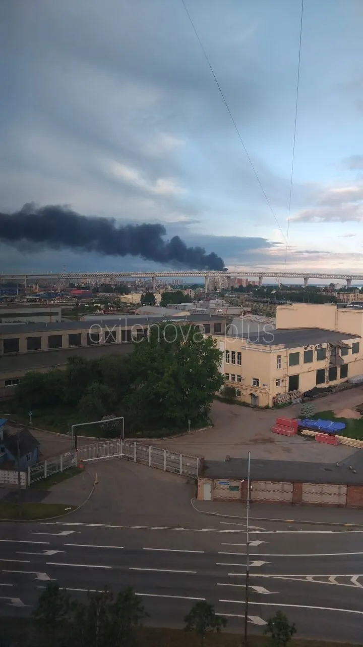Под ударом – нефтяной терминал: в российском Санкт-Петербурге прогремели взрывы, поднялся пожар. Фото и видео
