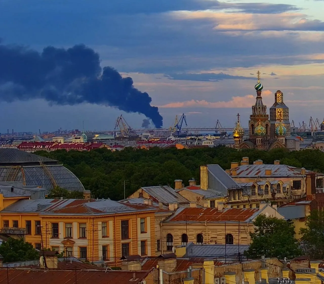 Под ударом – нефтяной терминал: в российском Санкт-Петербурге прогремели взрывы, поднялся пожар. Фото и видео