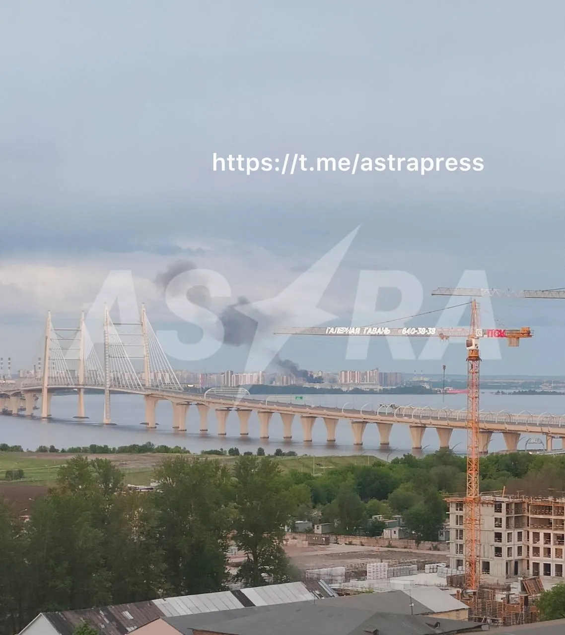 Под ударом – нефтяной терминал: в российском Санкт-Петербурге прогремели взрывы, поднялся пожар. Фото и видео