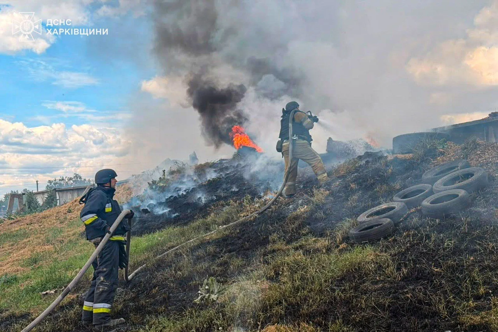 Окупанти вдарили по Рокитному на Харківщині: двоє людей загинули, є поранені. Фото і відео