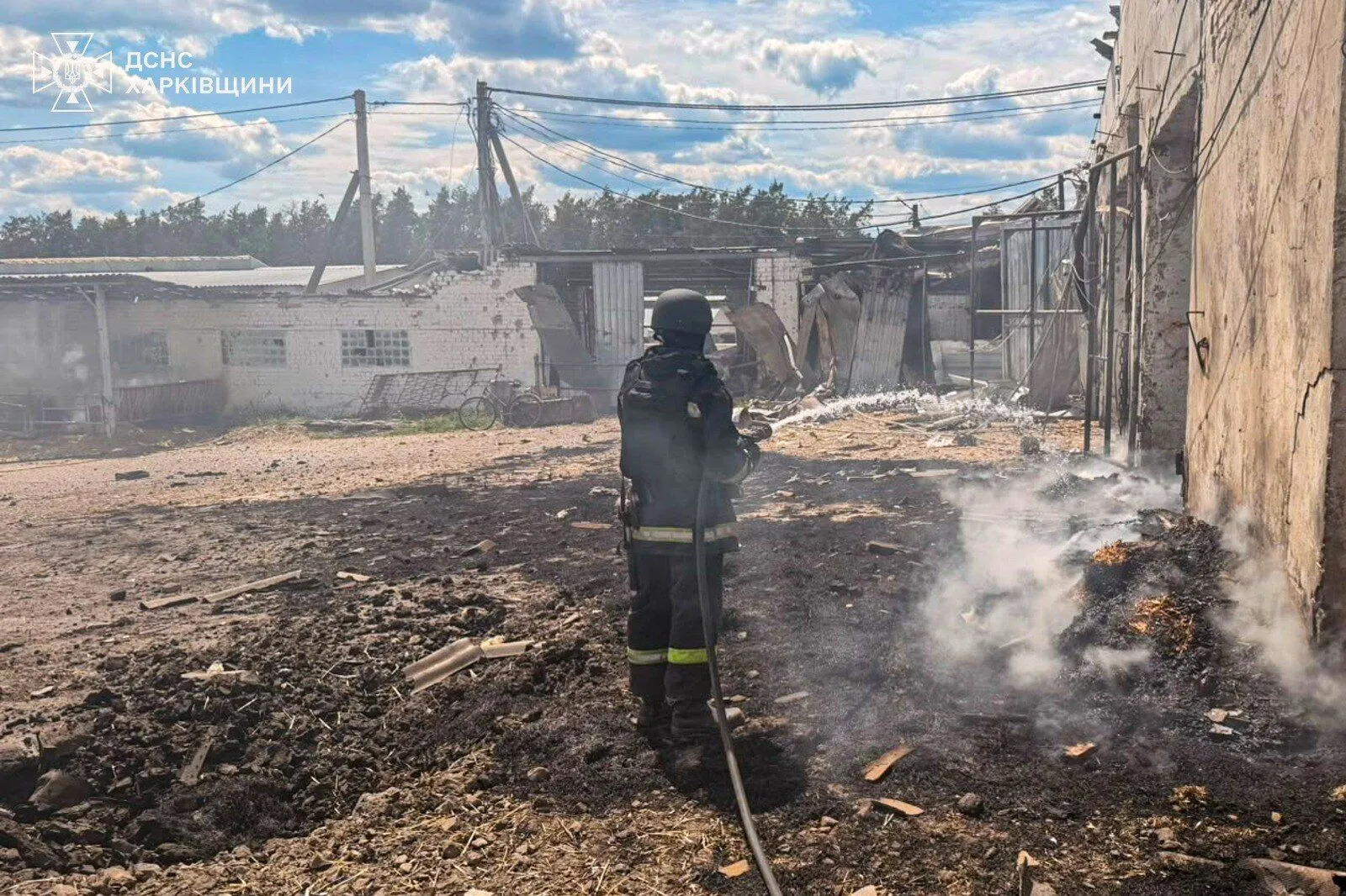 Окупанти вдарили по Рокитному на Харківщині: двоє людей загинули, є поранені. Фото і відео