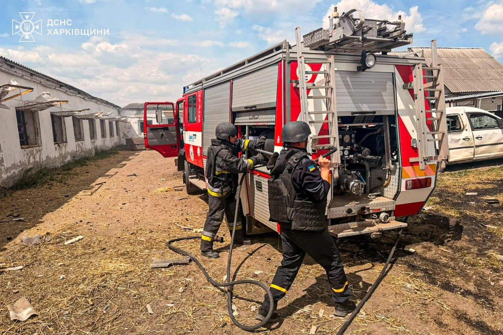 Окупанти вдарили по Рокитному на Харківщині: двоє людей загинули, є поранені. Фото і відео