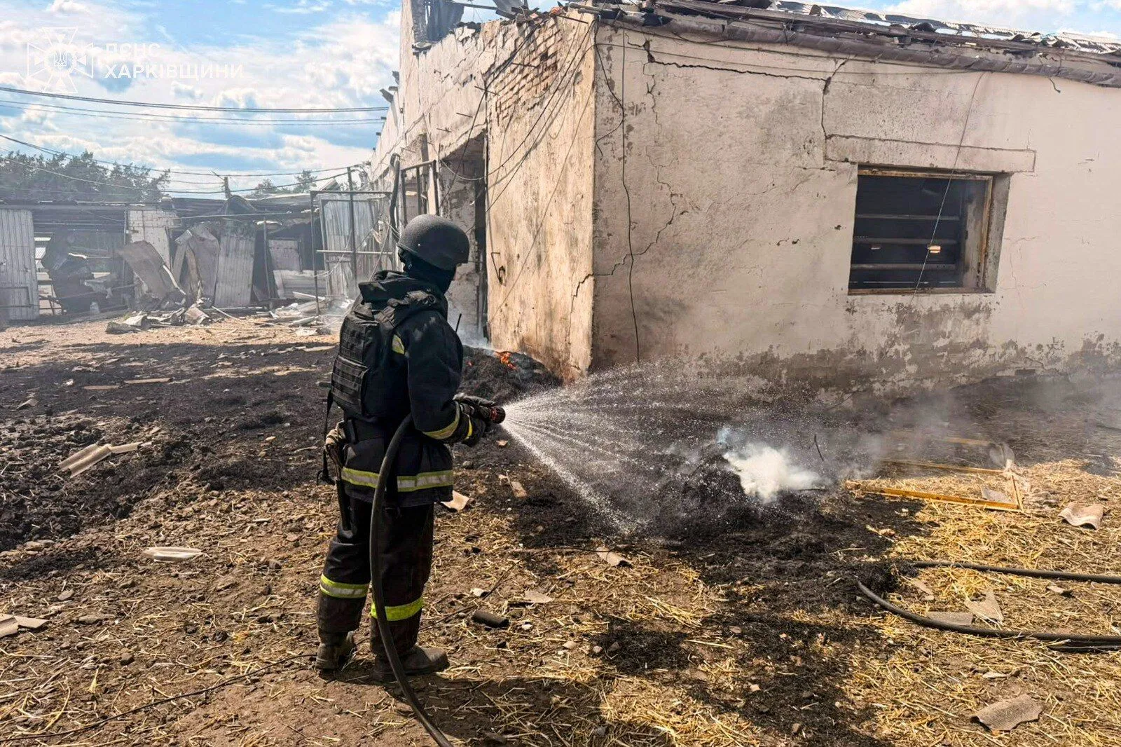 Окупанти вдарили по Рокитному на Харківщині: двоє людей загинули, є поранені. Фото і відео