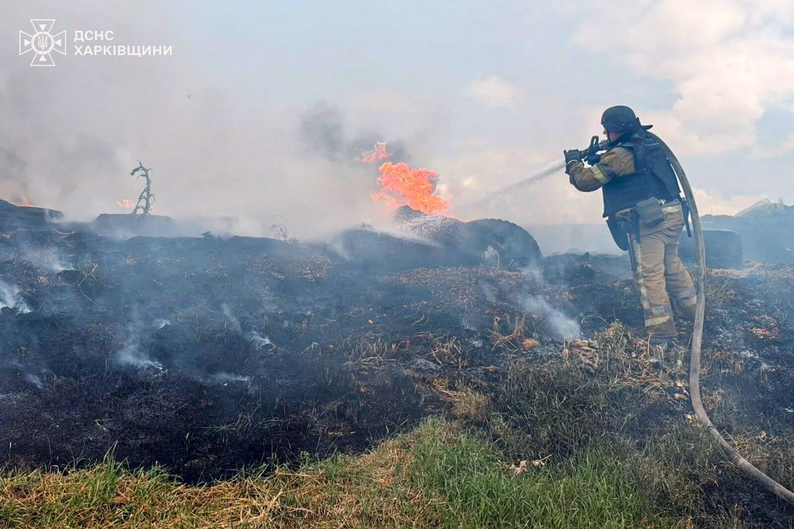 Окупанти вдарили по Рокитному на Харківщині: двоє людей загинули, є поранені. Фото і відео