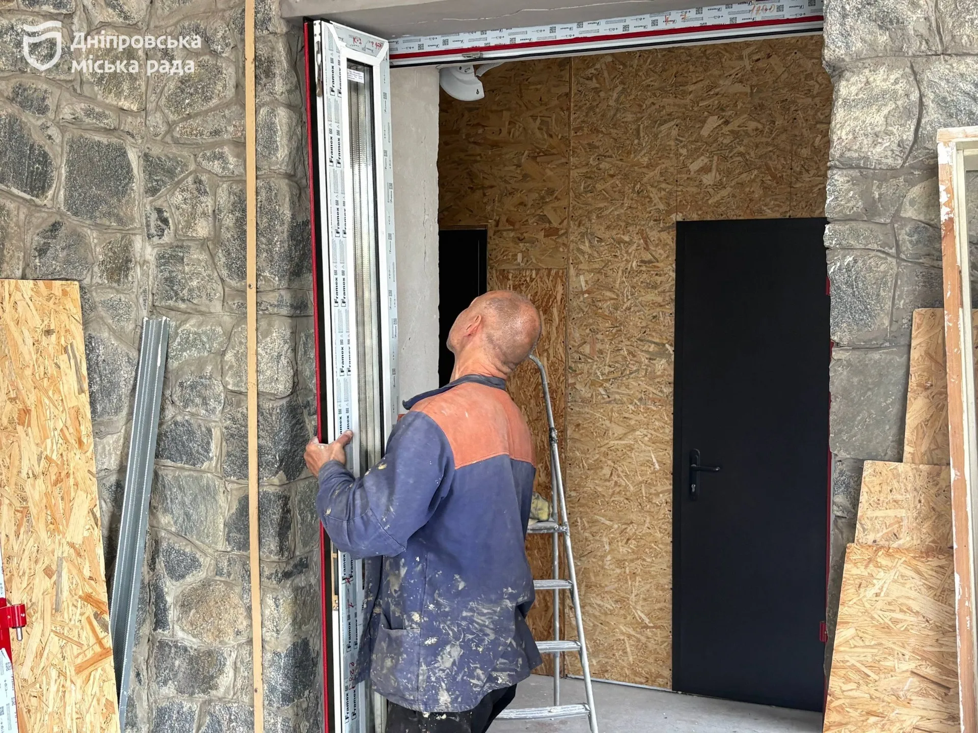 Власти Днепра оперативно восстанавливают места общего пользования в пострадавших от обстрелов многоэтажках