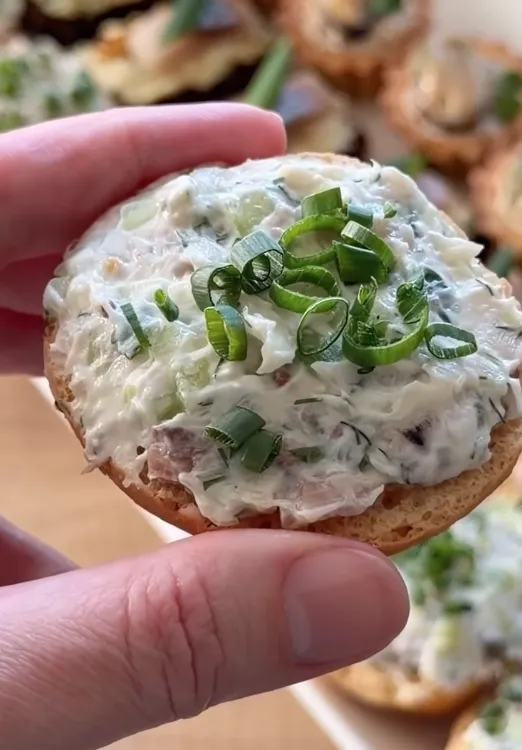 Вкусная и полезная намазка из сельди: делимся рецептом закуски за 10 минут