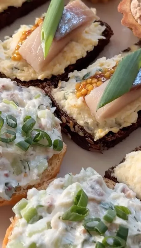 Вкусная и полезная намазка из сельди: делимся рецептом закуски за 10 минут