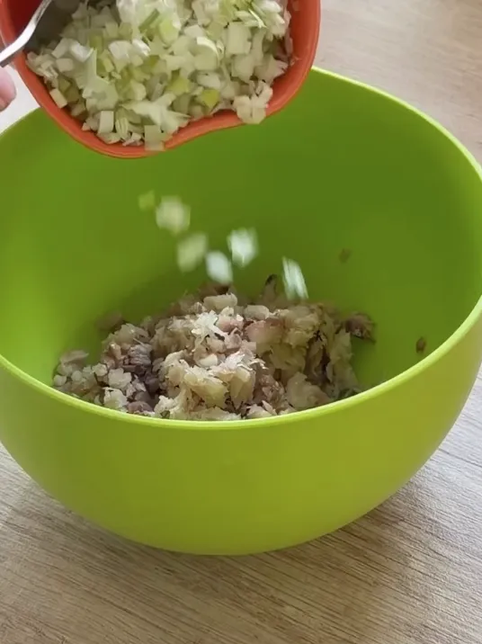 Вкусная и полезная намазка из сельди: делимся рецептом закуски за 10 минут
