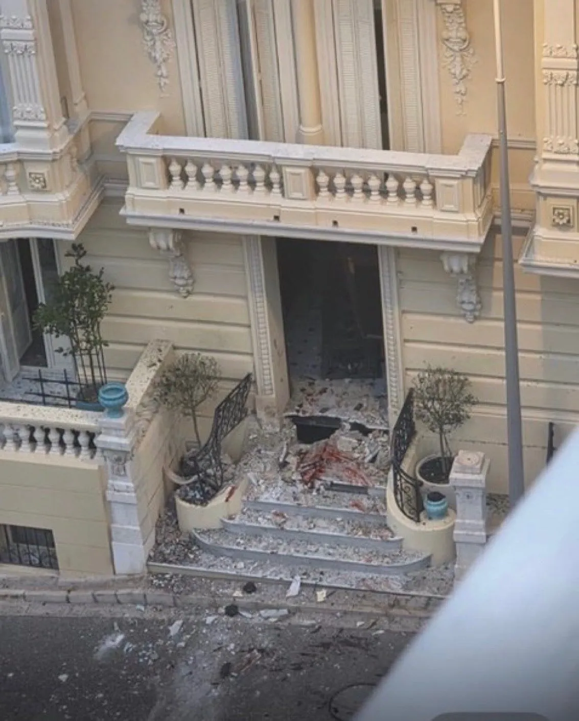 Невідомий чоловік залишив рюкзак біля входу