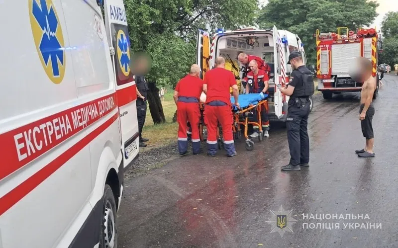 Люди знепритомніли, коли недалеко від них відбулося влучання блискавки.
