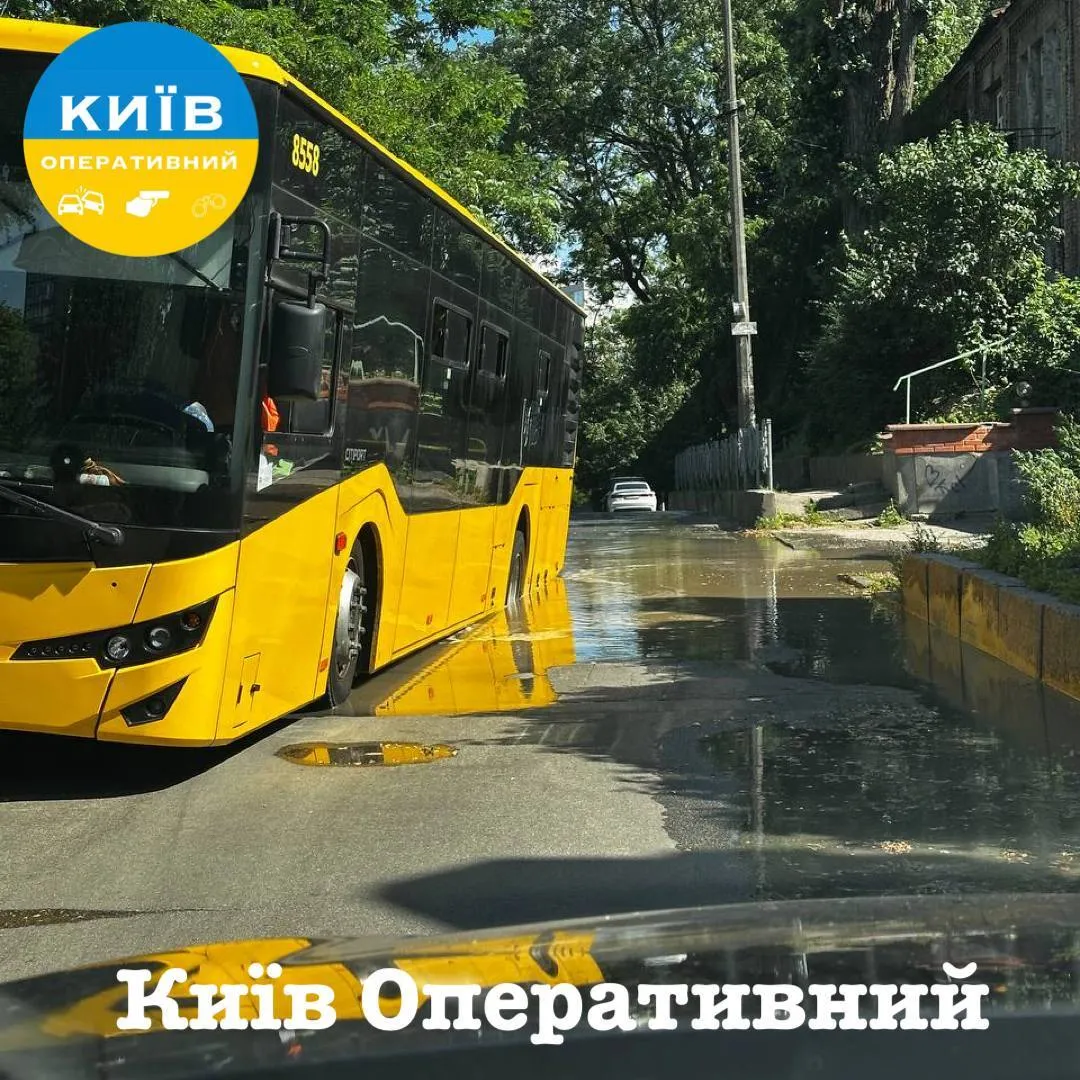 У Києві на вулиці Нагірній автобус провалися під землю.