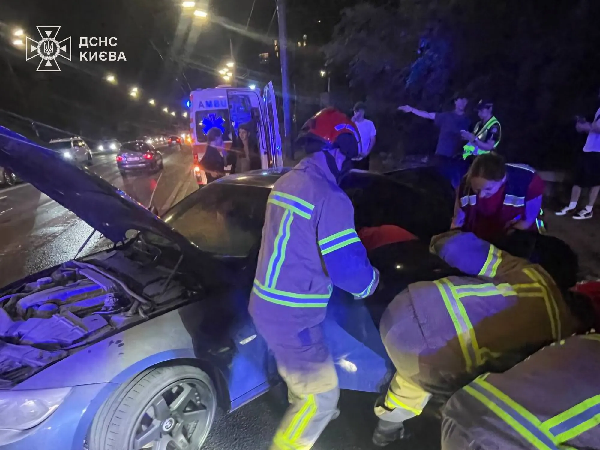 Постраждалого з салону понівеченого авто діставали рятувальники.