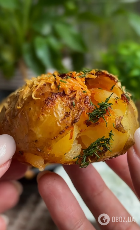 Как вкусно приготовить молодой картофель на ужин: с чесноком и сыром