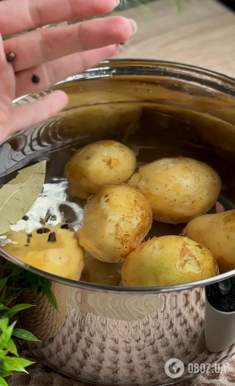 Как вкусно приготовить молодой картофель на ужин: с чесноком и сыром