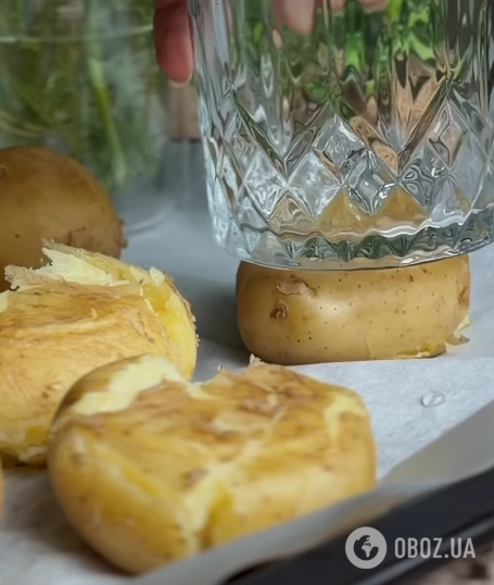 Как вкусно приготовить молодой картофель на ужин: с чесноком и сыром