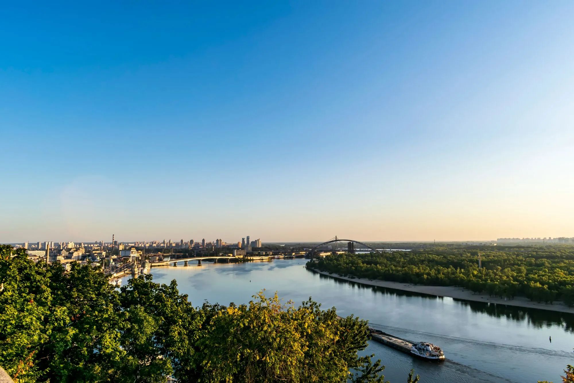 Літній відпочинок біля води в Україні: куди поїхати окрім моря