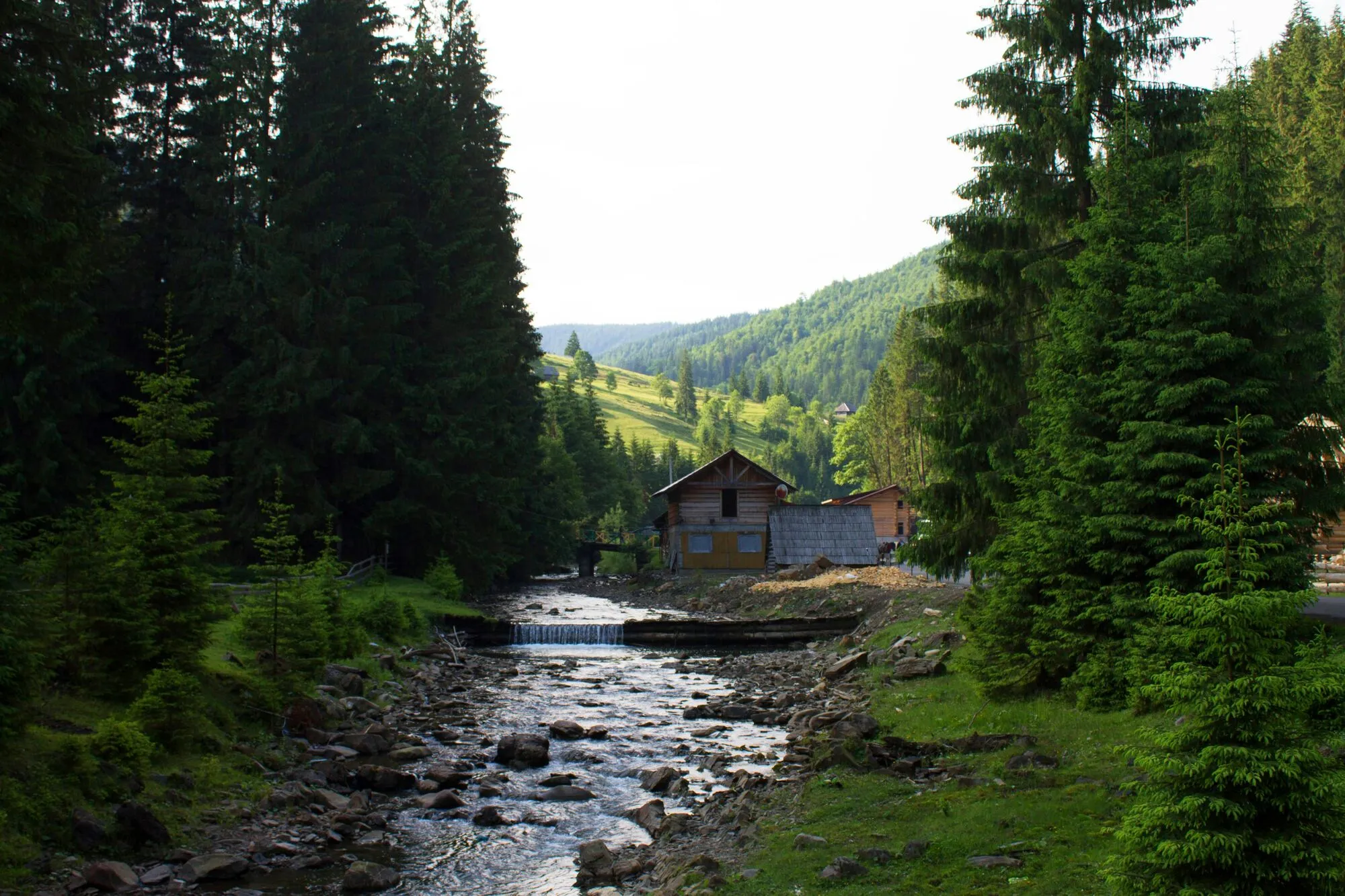Літній відпочинок біля води в Україні: куди поїхати окрім моря