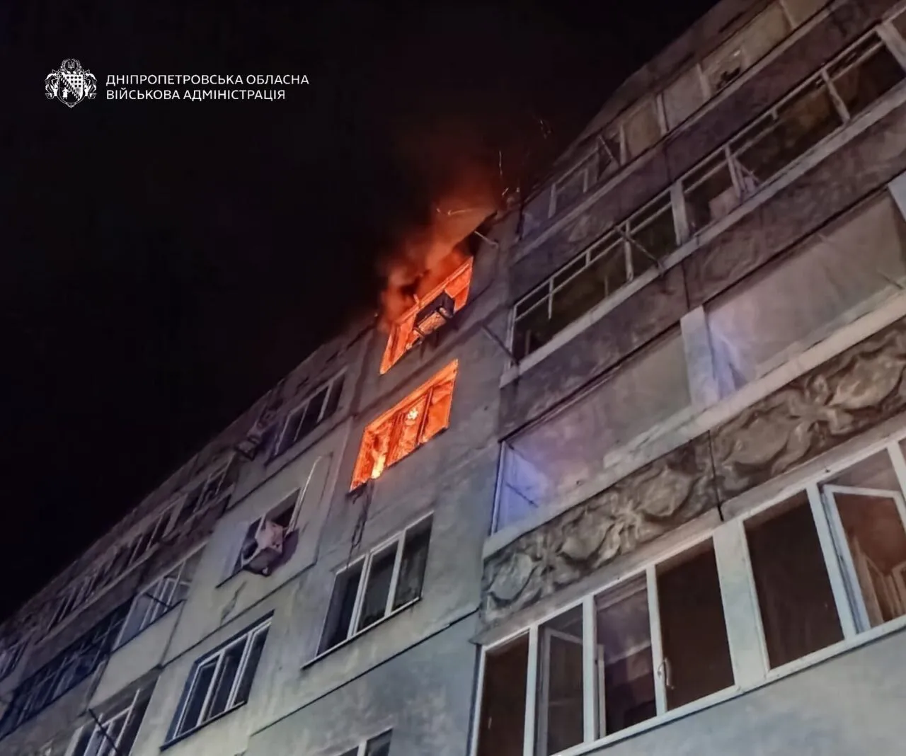 В Павлограде российский дрон попал в многоэтажку: вспыхнул пожар. Фото и видео