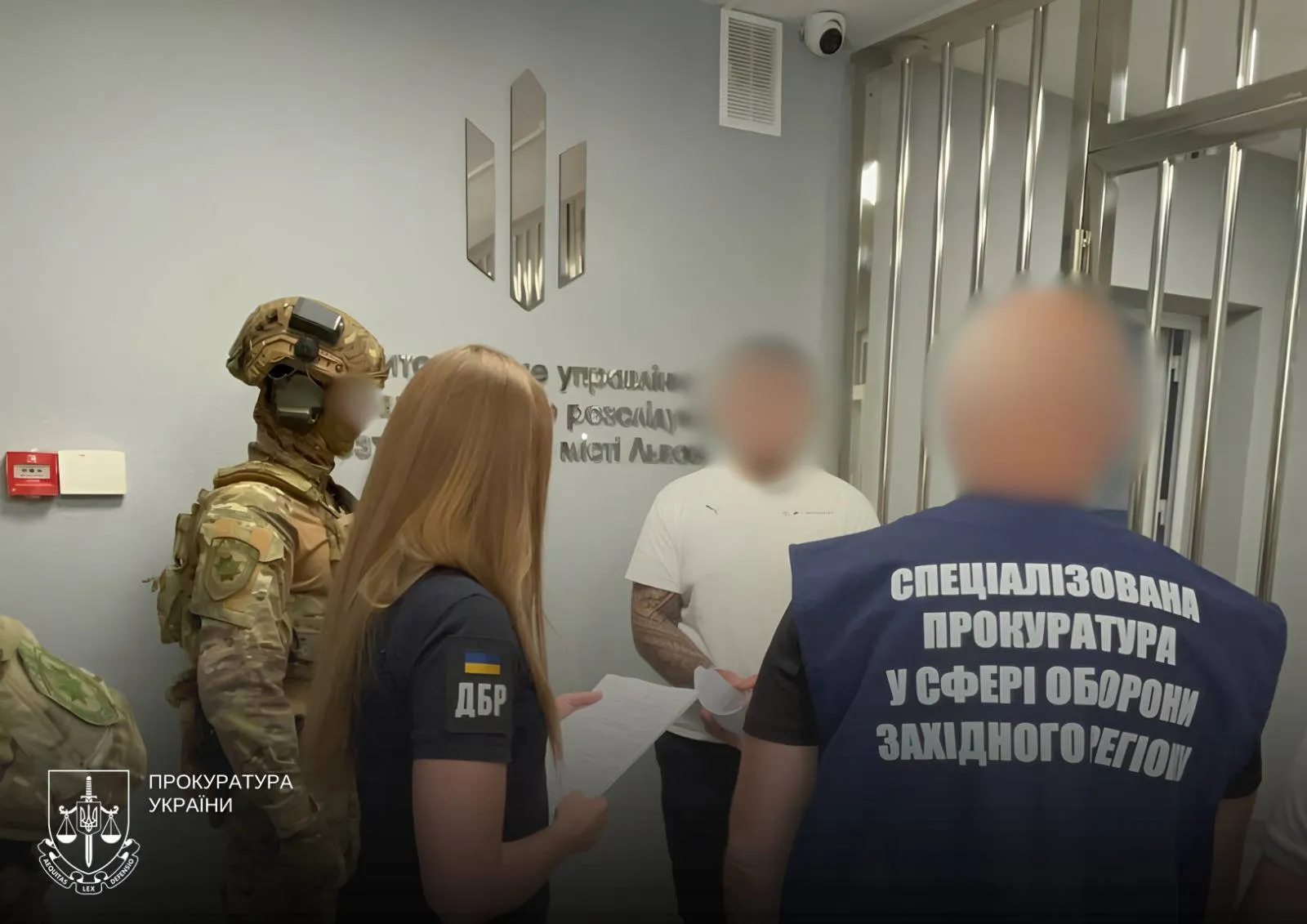 Привязывали людей наручниками к лестнице: чиновникам Ужгородского ТЦК сообщили о подозрениях. Видео