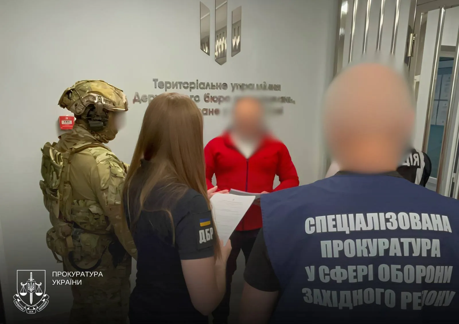 Привязывали людей наручниками к лестнице: чиновникам Ужгородского ТЦК сообщили о подозрениях. Видео