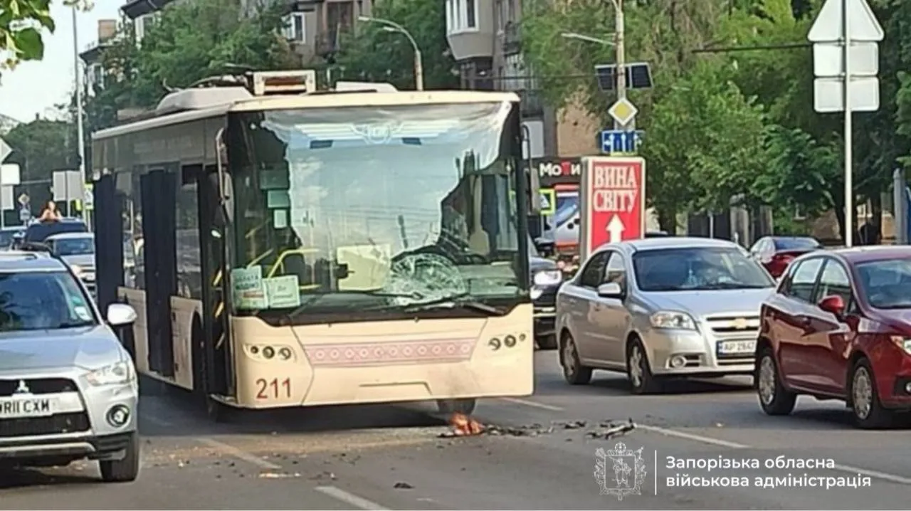 Россия атаковала дронами Запорожье: пострадали дом, общественный транспорт и люди. Фото