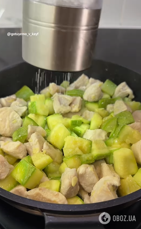 Нежная курица с овощами в сливочном соусе: можно очень вкусно приготовить на обед