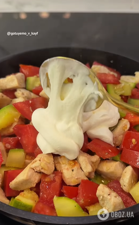 Нежная курица с овощами в сливочном соусе: можно очень вкусно приготовить на обед