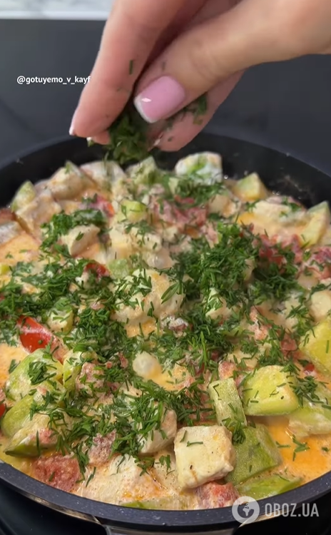 Нежная курица с овощами в сливочном соусе: можно очень вкусно приготовить на обед