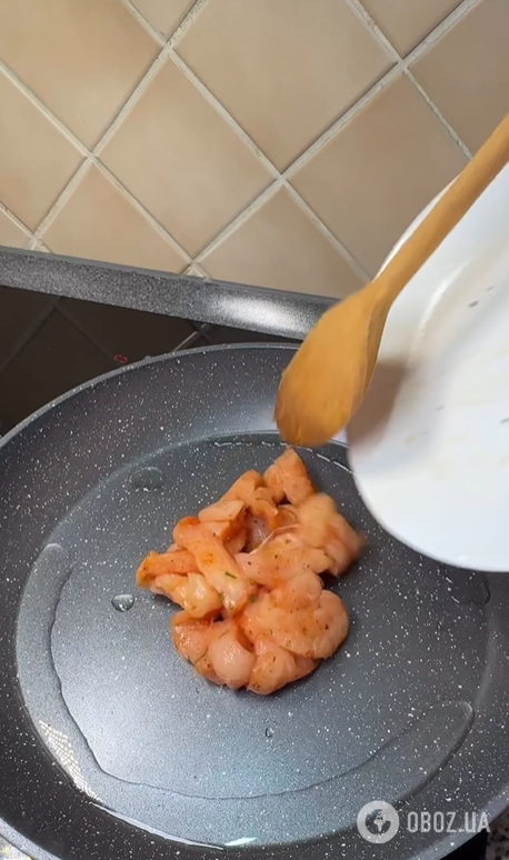 Теплий салат з куркою, грибами та сиром: як приготувати