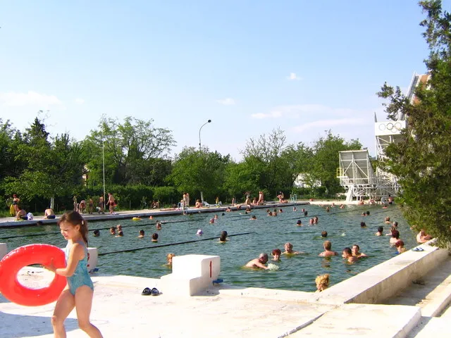 Літній відпочинок біля води в Україні: куди поїхати окрім моря