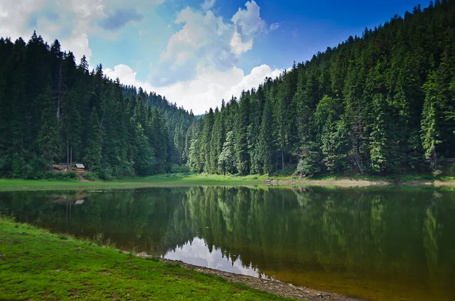 Літній відпочинок біля води в Україні: куди поїхати окрім моря