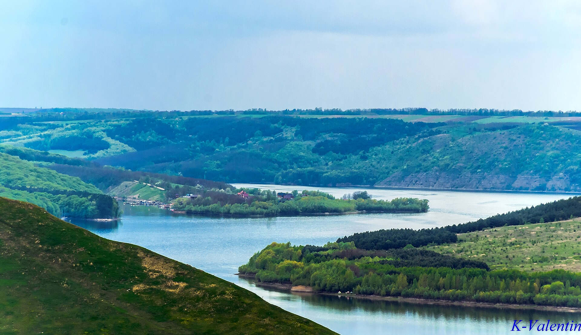 Літній відпочинок біля води в Україні: куди поїхати окрім моря