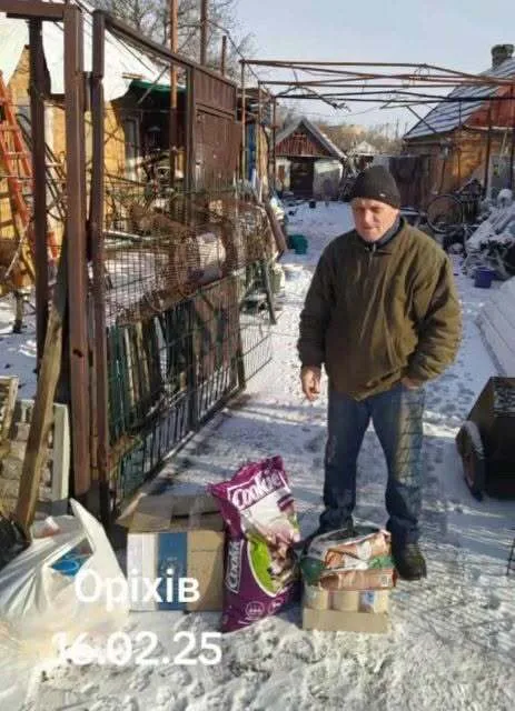 "Не проходил мимо чужой беды": оккупанты ударом по Орехову убили мужчину, который кормил брошенных животных. Фото