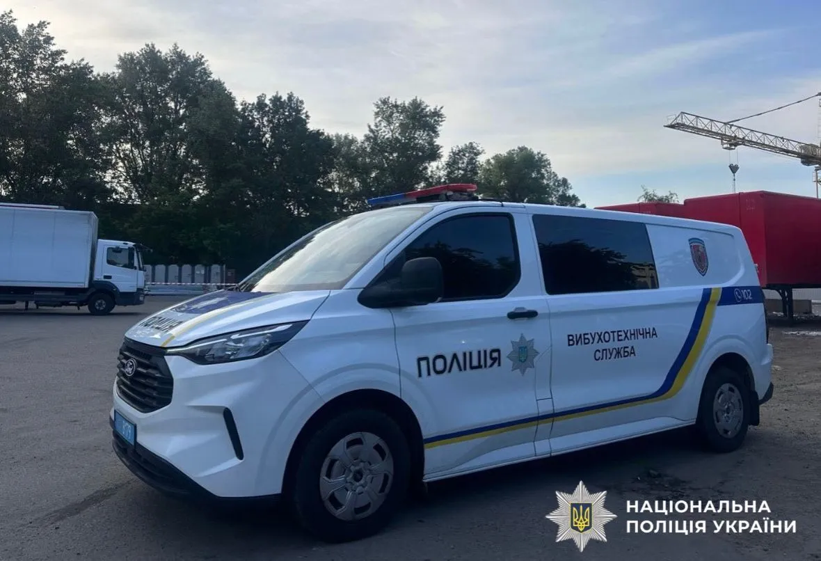 У Києві прогримів вибух на поштовому терміналі: є загиблий і поранені. Фото