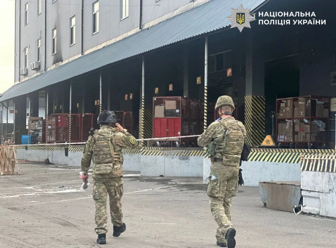У Києві прогримів вибух на поштовому терміналі: є загиблий і поранені. Фото