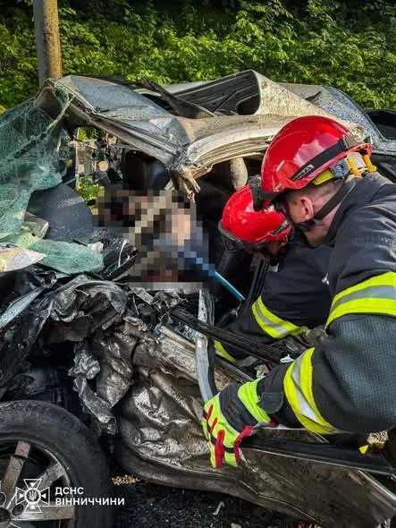 На Вінниччині зіткнулися три легковики і  вантажівка: є жертва, шестеро людей поранені. Фото
