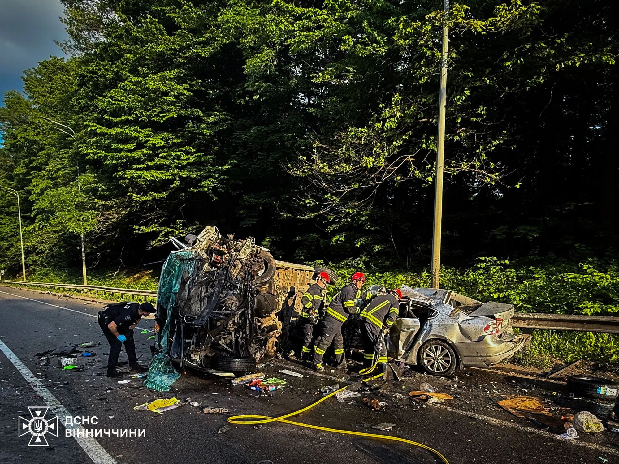 На Вінниччині зіткнулися три легковики і  вантажівка: є жертва, шестеро людей поранені. Фото