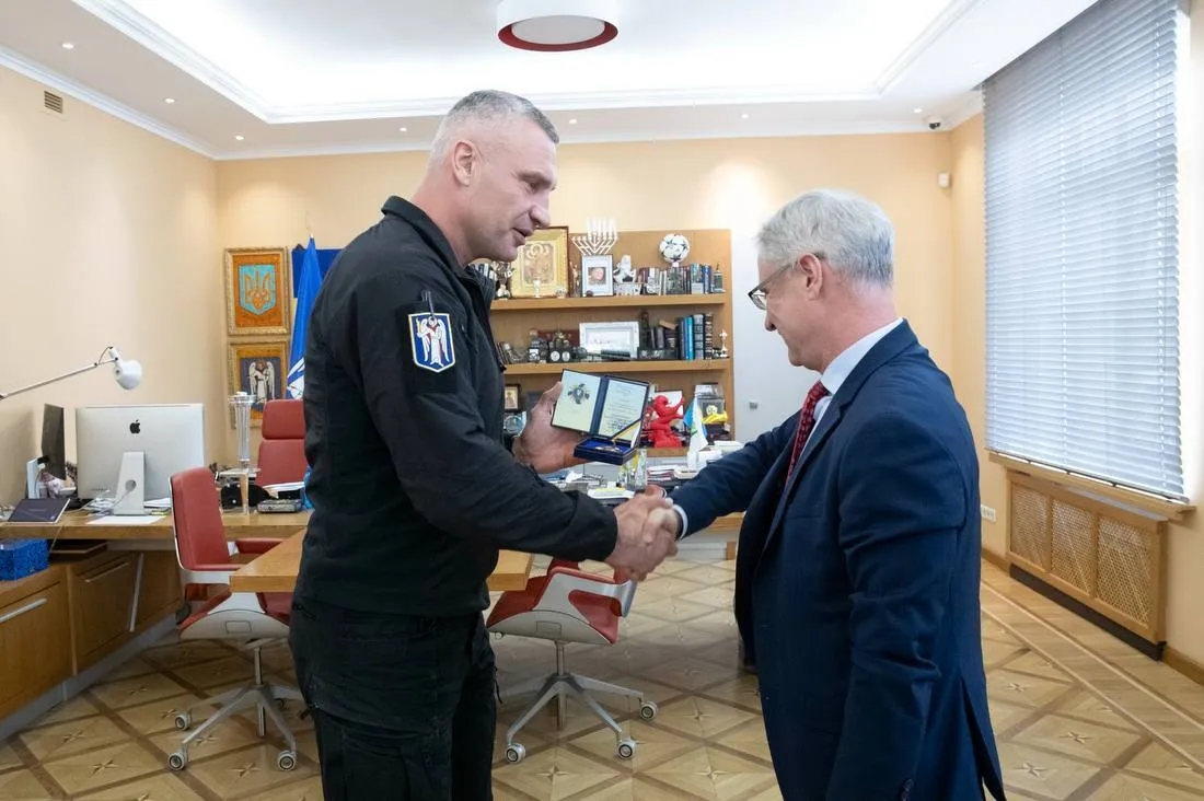 Кличко встретился с послом Израиля Михаэлем Бродским и вручил от столицы нагрудный знак "За содействие обороне Киева"