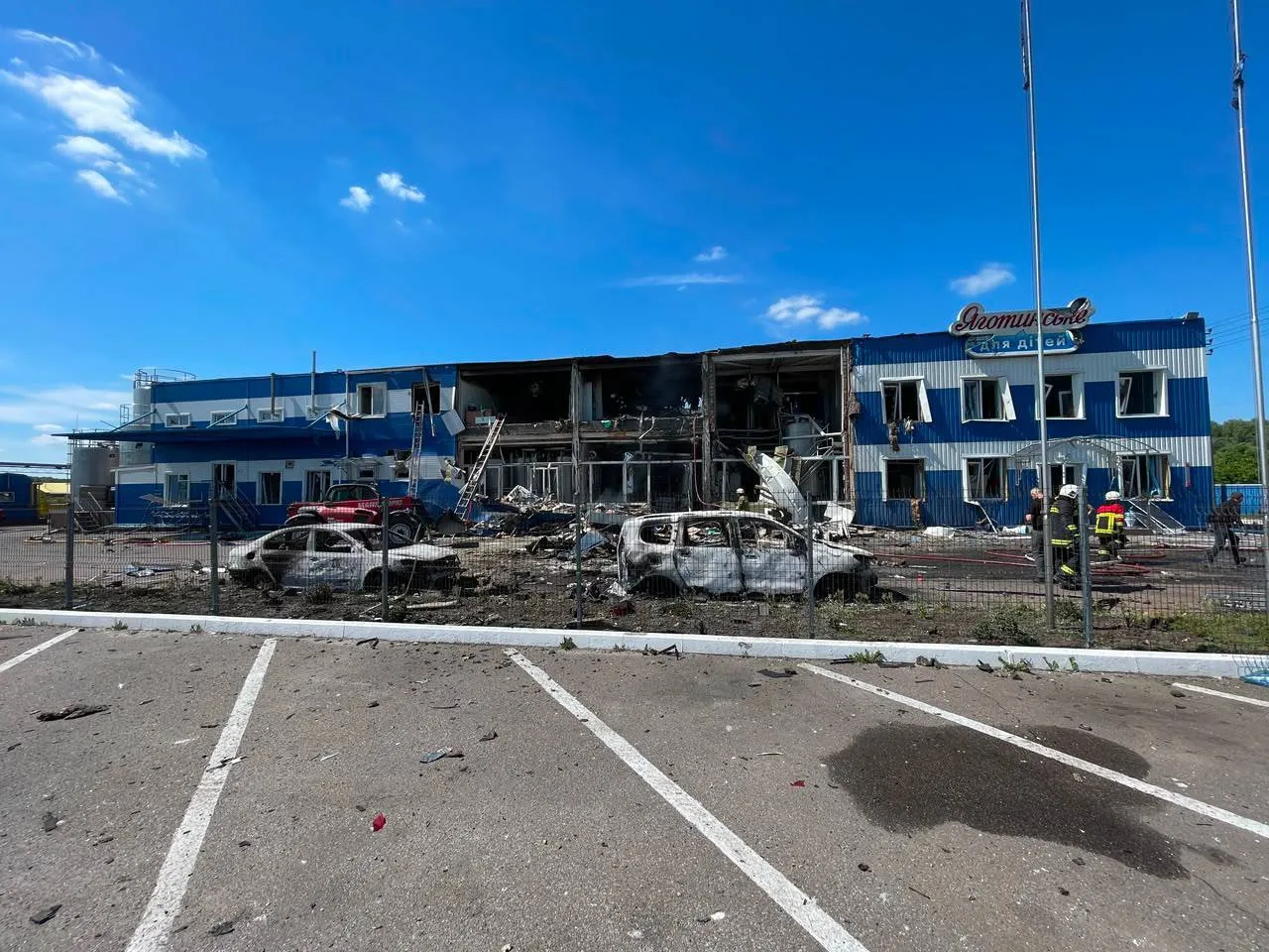 На Київщині російський дрон атакував підприємство "Яготинське для дітей": є загиблі та постраждалі. Фото